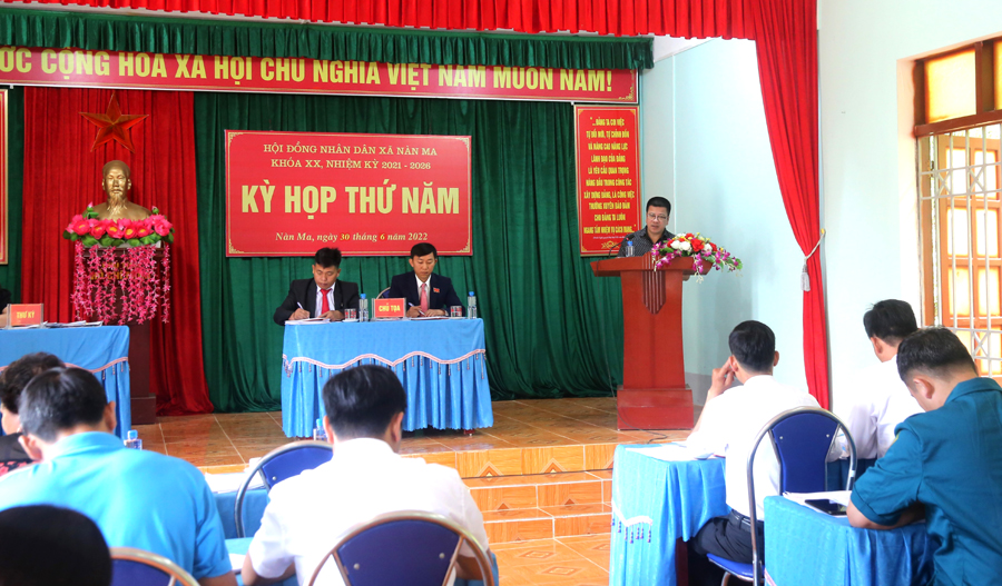 Tổng Biên tập Báo Hà Giang Nguyễn Trung Thu phát biểu tại Kỳ họp HĐND xã Nàn Ma.
