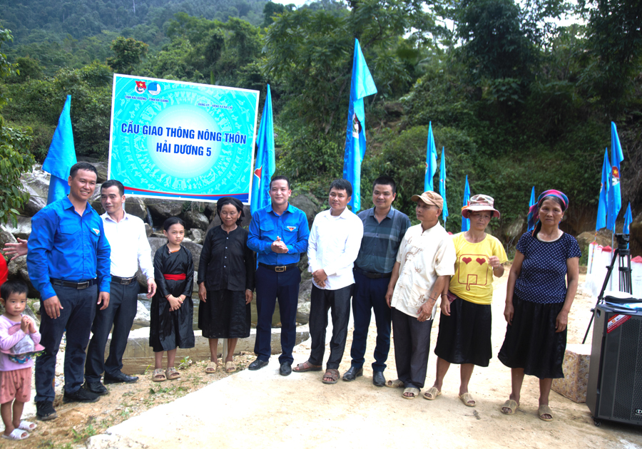 Tỉnh đoàn Hà Giang và chính quyền địa phương, nhân dân thôn Nguyên Thành làm lễ khánh thành cầu dân sinh.