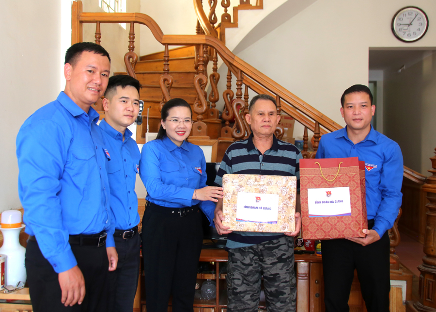 Tỉnh đoàn tặng quà cho gia đình chính sách tại Tổ 3, thị trấn Cốc Pài.

