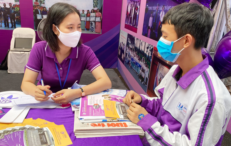 Thí sinh tìm hiểu thông tin về các ngành nghề đào tạo bậc đại học tại Ngày hội tư vấn tuyển sinh - hướng nghiệp năm 2022 ở Hà Nội.