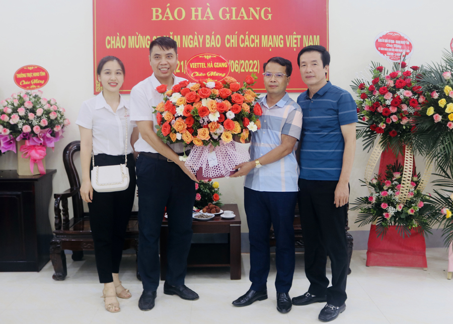 Viettel Hà Giang tặng hoa chúc mừng Báo Hà Giang
