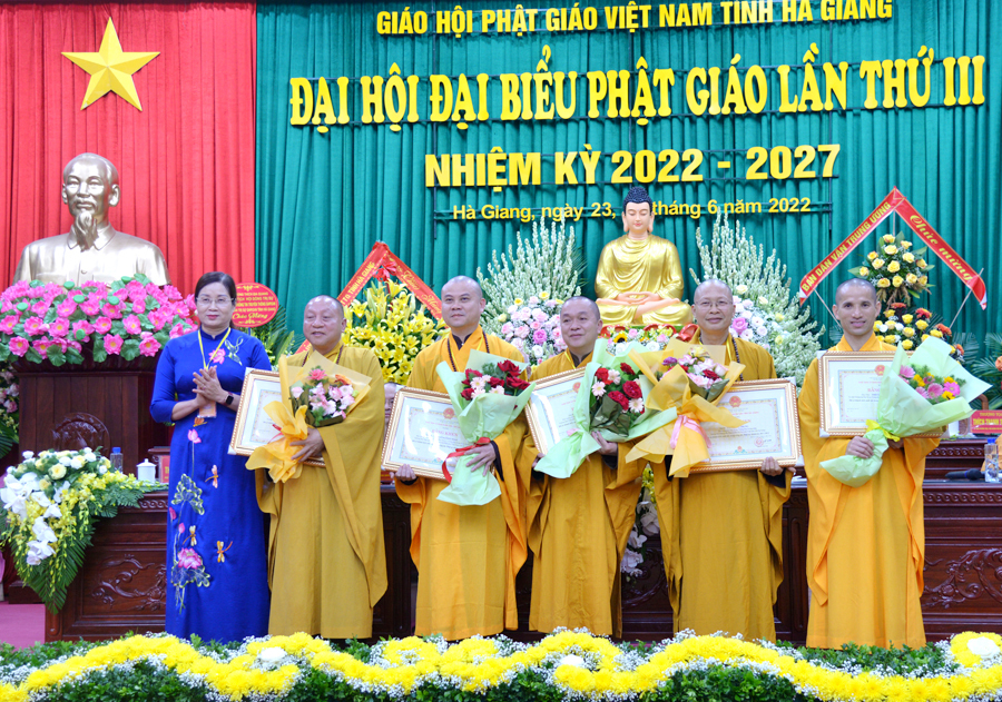 Phó Chủ tịch UBND tỉnh Hà Thị Minh Hạnh trao Bằng khen của Chủ tịch UBND tỉnh cho các tập thể, cá nhân có thành tích xuất sắc nhiệm kỳ 2017 – 2022.
