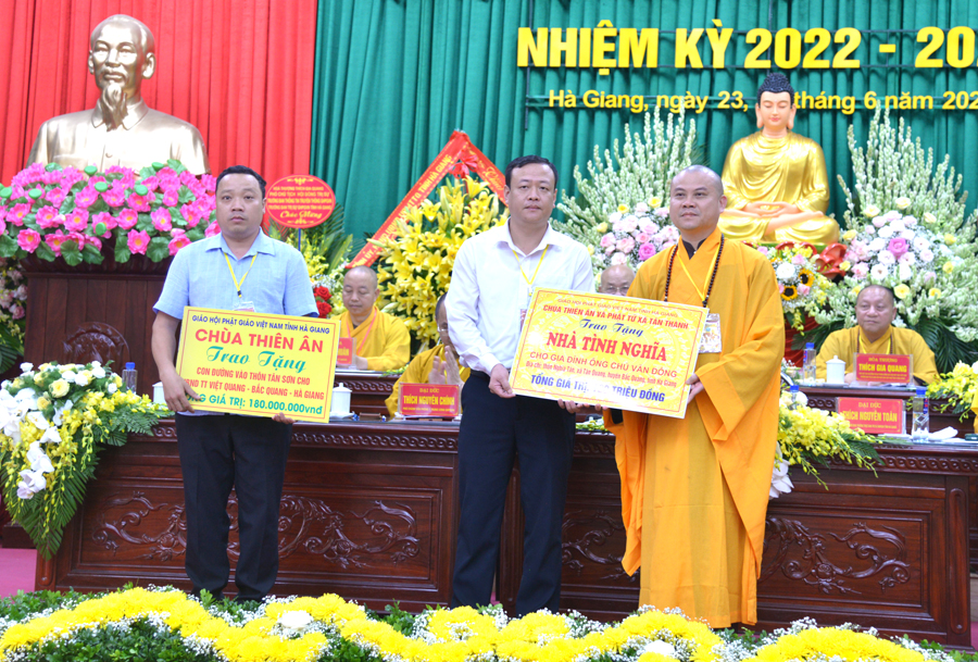 Giáo hội Phật giáo Việt Nam tỉnh Hà Giang tặng nhiều phần quà cho các xã khó khăn.
