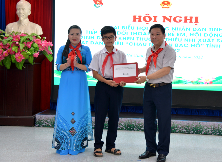 Phó Chủ tịch HĐND tỉnh Hoàng Văn Vịnh tặng quà Hội đồng trẻ em tỉnh.
