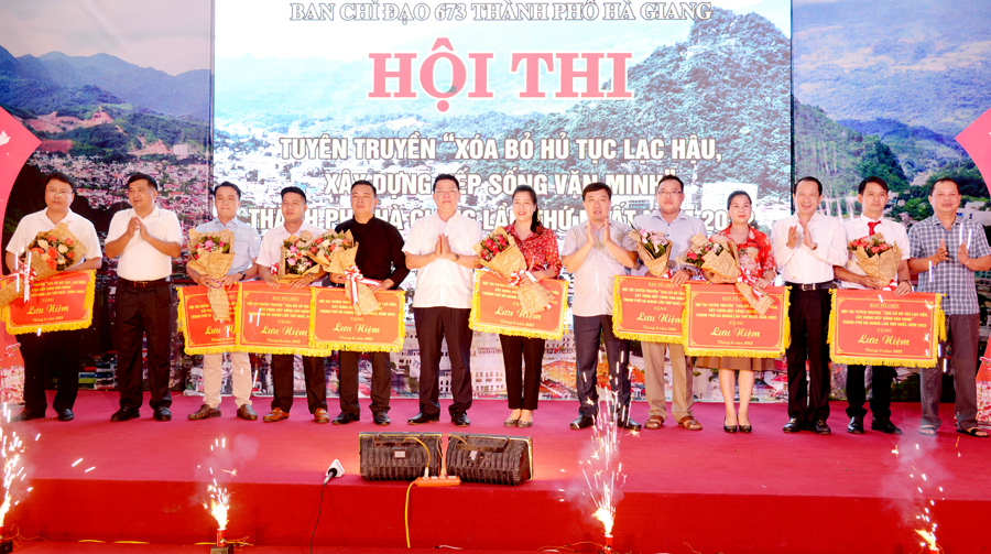 Phó Bí thư Tỉnh ủy Nguyễn Mạnh Dũng và các đồng chí lãnh đạo tỉnh, thành phố trao cờ lưu niệm cho các đội tham gia hội thi.
