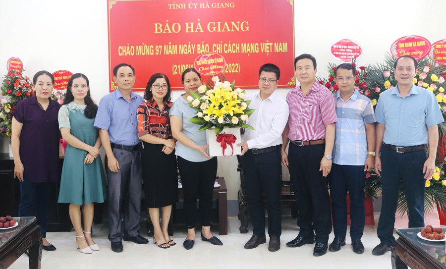 Trung tâm Kiểm soát bệnh tật tỉnh tặng hoa chúc mừng Báo Hà Giang
