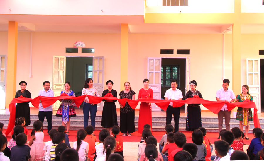 Tổ chức Plan Việt Nam và lãnh đạo Sở Ngoại vụ, huyện Xín Mần cắt băng khánh thành công trình lớp học.
