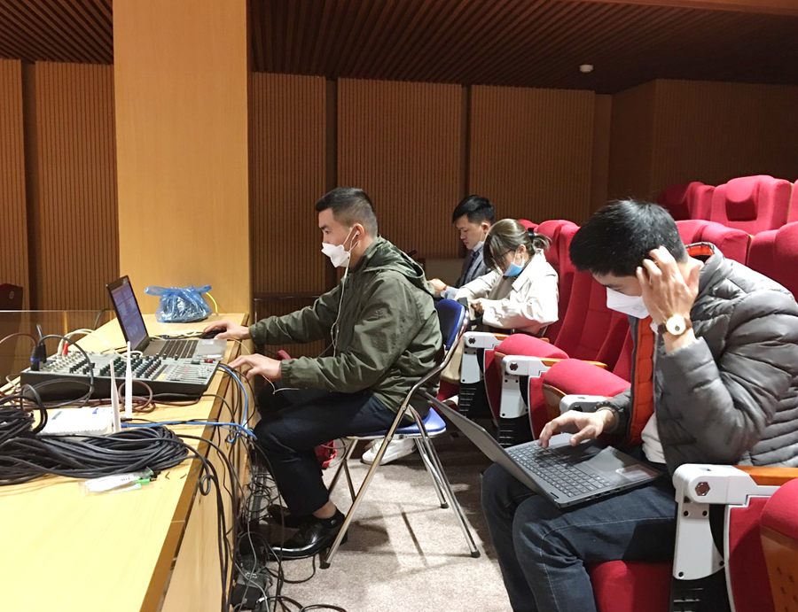 Ê kíp phòng Báo Điện tử Hà Giang thực hiện chương trình phát thanh trực tiếp. ảnh: ĐT