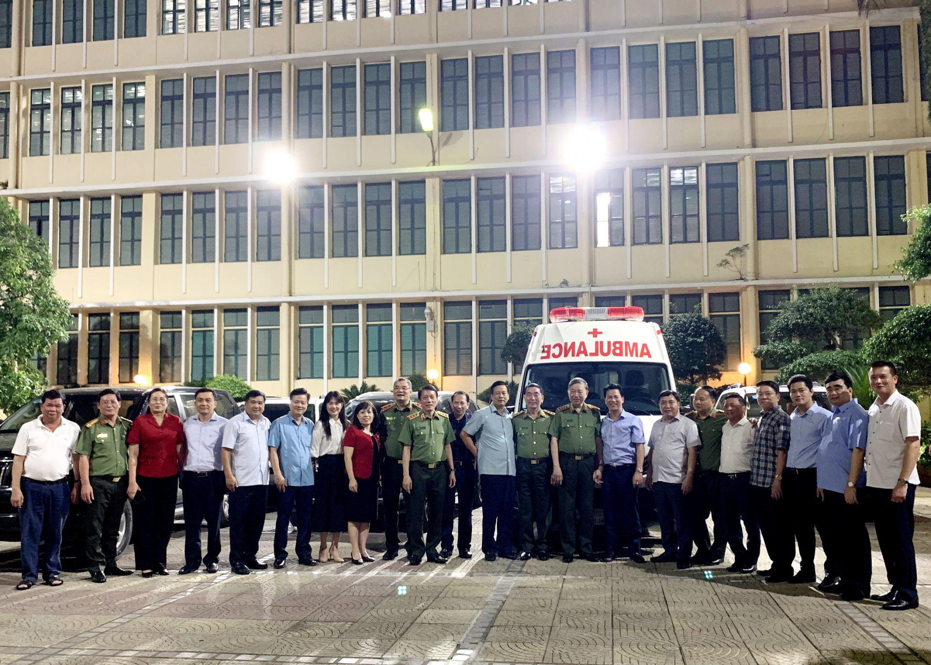 Bộ trưởng Tô Lâm trao tặng cho tỉnh Hà Giang 1 chiếc xe cứu thương