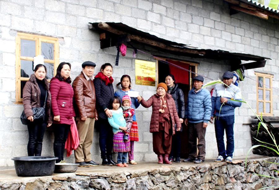 Đoàn từ thiện chùa Vẽ (Hải Phòng) và lãnh đạo Báo Hà Giang bàn giao nhà cho hộ nghèo xã Pải Lủng. Ảnh: TL
