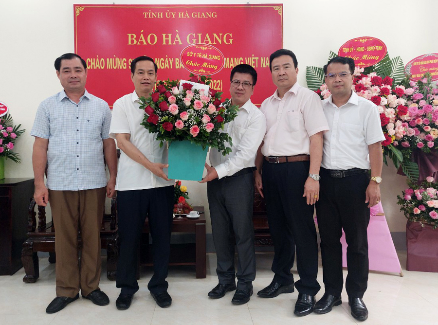 Lãnh đạo Sở Y tế tặng hoa chúc mừng Ban Biên tập Báo Hà Giang
