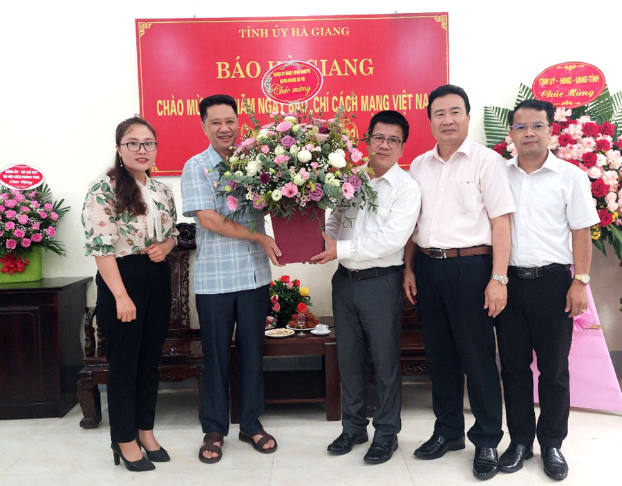 Lãnh đạo huyện Hoàng Su Phì tặng hoa chúc mừng Báo Hà Giang
