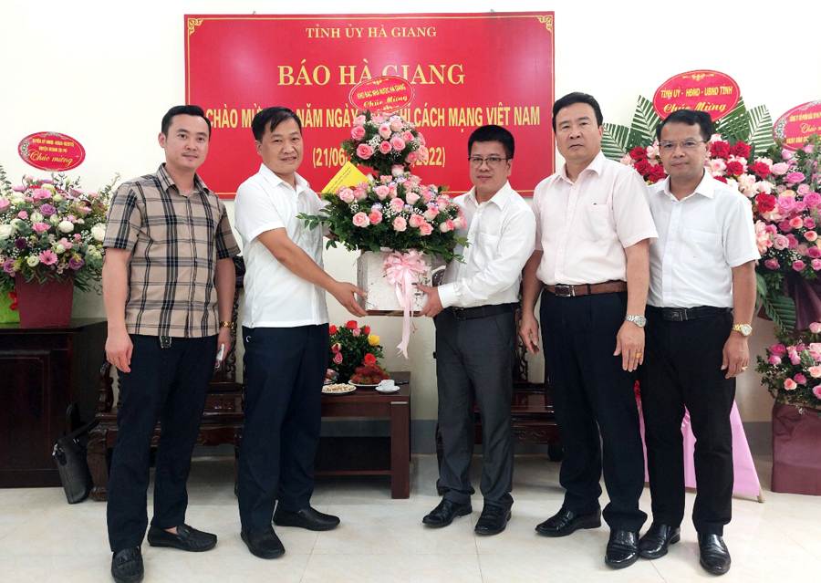 Lãnh đạo Kho bạc Nhà nước Hà Giang tặng hoa chúc mừng Báo Hà Giang
