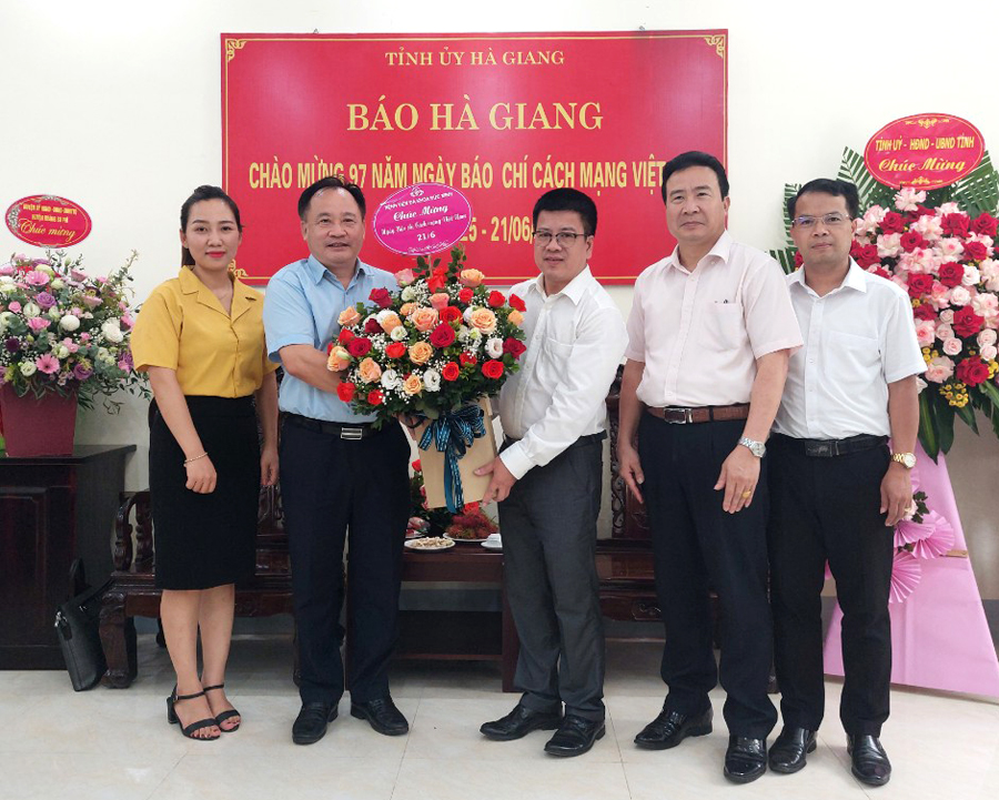 Bệnh viện Đa khoa Đức Minh tặng hoa chúc mừng Báo Hà Giang
