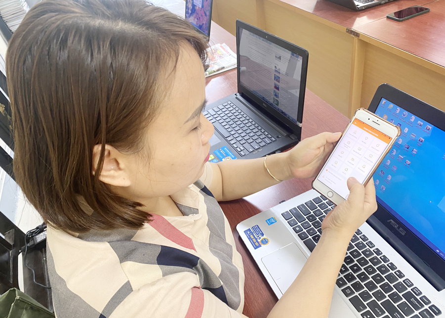 Chị Biện Thị Luân, tổ 15, phường Minh Khai (thành phố Hà Giang) thông qua Agribank để thanh toán tiền điện hàng tháng.
