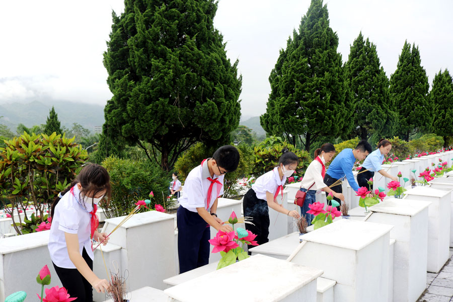 Lãnh đạo Tỉnh đoàn cùng các thành viên HĐTE tỉnh dâng hương tri ân các Anh hùng Liệt sĩ tại Nghĩa trang Liệt sĩ Quốc gia Vị Xuyên.
