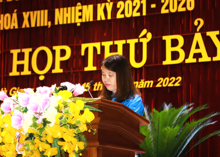 Trưởng ban Pháp chế HĐND tỉnh Nguyễn Thị Thanh Thuỷ trình bày báo cáo thẩm tra của Ban về các báo cáo, dự thảo nghị quyết thuộc lĩnh vực Pháp chế
