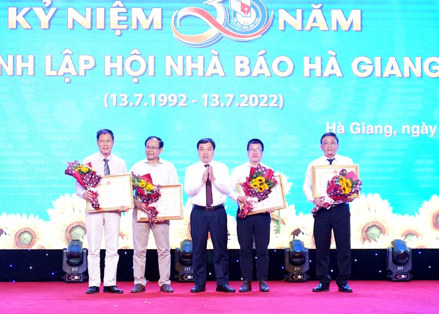 Phó Bí thư Tỉnh ủy Nguyễn Mạnh Dũng trao Bằng khen của UBND tỉnh cho các tập thể.
