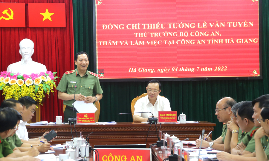 Thứ trưởng Bộ Công an Lê Văn Tuyến phát biểu tại buổi làm việc.