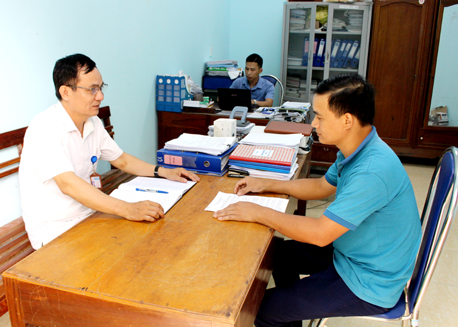 Bí thư Đảng ủy xã Minh Ngọc (Bắc Mê) Nguyễn Văn Dũng trong buổi tiếp công dân.
