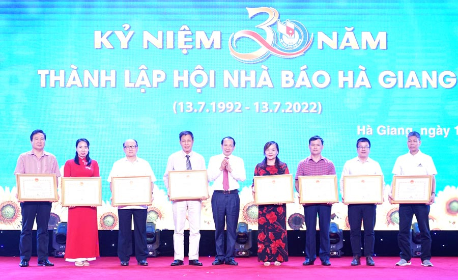 Phó Chủ tịch UBND tỉnh Trần Đức Quý trao Bằng khen của UBND tỉnh cho các cá nhân.

