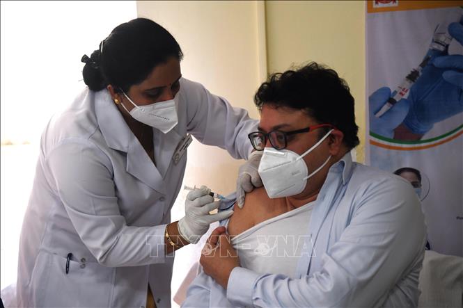 Một nhân viên y tế được tiêm vaccine ngừa COVID-19 tại New Delhi, Ấn Độ.