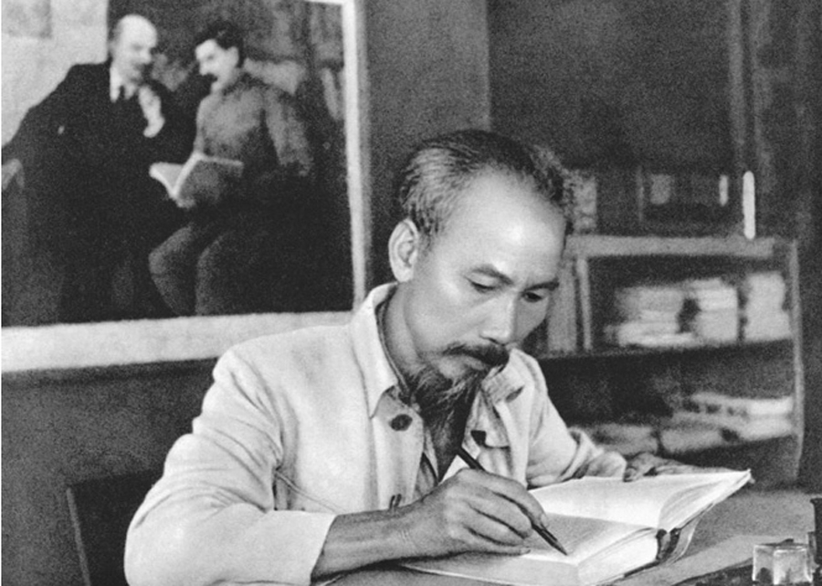Chủ tịch Hồ Chí Minh trong phòng làm việc của Người tại căn cứ địa Việt Bắc (năm 1951). Ảnh tư liệu 