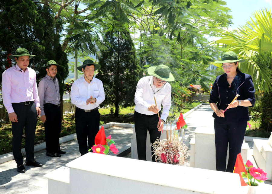Đoàn công tác dâng hoa viếng các Anh hùng liệt sĩ tại Nghĩa trang Liệt sỹ Quốc gia Vị Xuyên.
