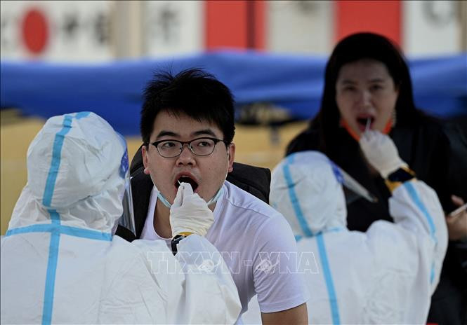 Nhân viên y tế lấy mẫu xét nghiệm COVID-19 cho người dân tại Bắc Kinh, Trung Quốc, ngày 23/6/2022. 