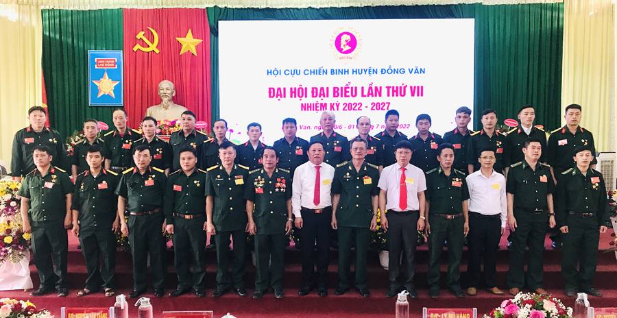 Lãnh đạo Hội CCB tỉnh và huyện Đồng Văn chụp ảnh lưu niệm cùng BCH Hội CCB khóa VII, nhiệm kỳ 2022 – 2027.
