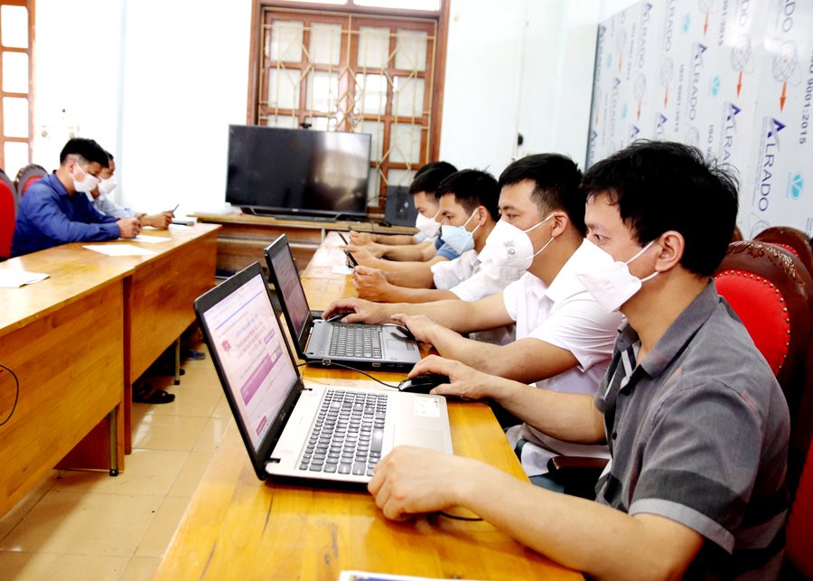 Cán bộ, đảng viên xã Phương Độ (thành phố Hà Giang) thi trắc nghiệm trực tuyến tìm hiểu Nghị quyết Đại hội Đảng các cấp.
