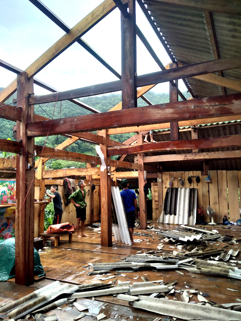 Gió lốc thổi bay ½ mái nhà sàn của một hộ dân tại huyện Bắc Mê