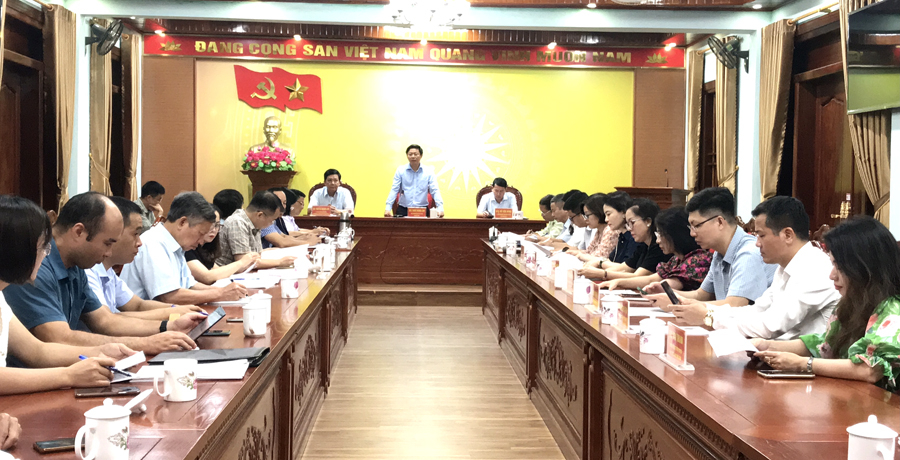 Phó Trưởng ban Tuyên giáo T.Ư Trần Thanh Lâm phát biểu tại buổi làm việc với huyện Quản Bạ.
