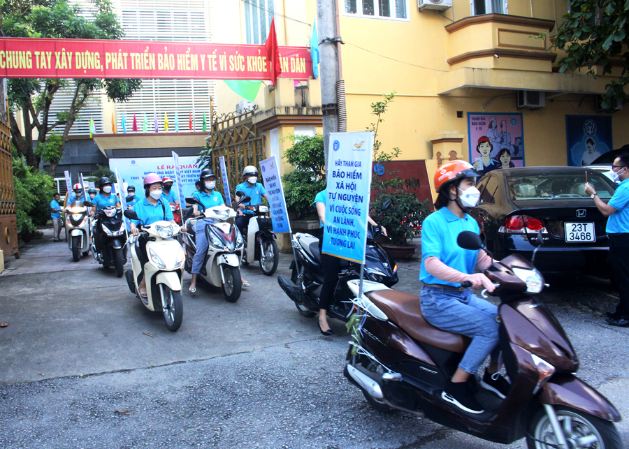 Cán bộ, nhân viên BHXH tỉnh và Bưu điện tỉnh diễu hành tuyên truyền lưu động về chính sách BHXH tự nguyện, BHYT hộ gia đình.
