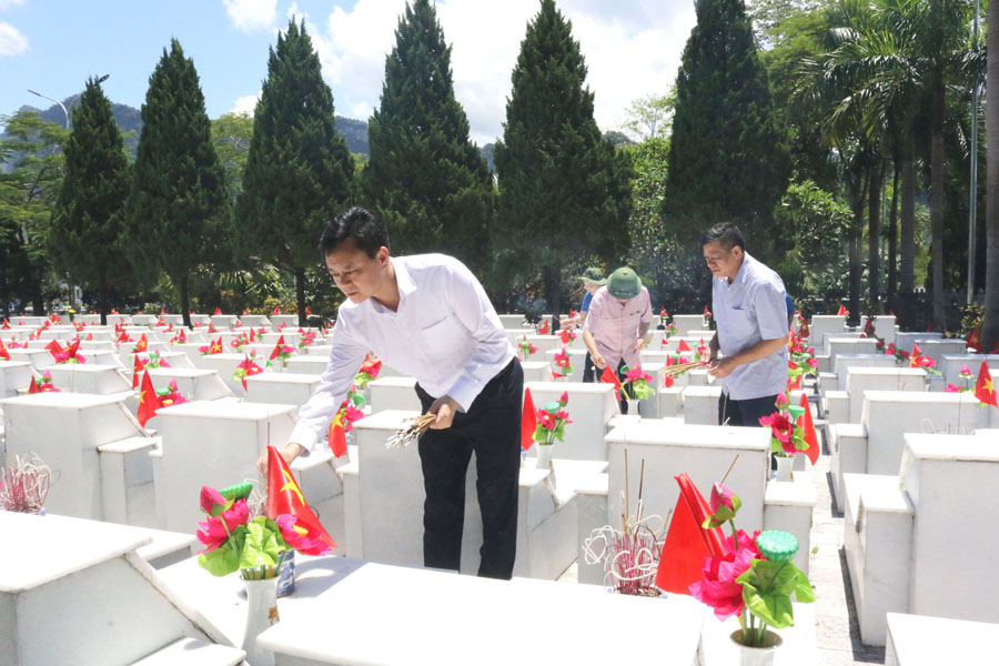 Đoàn thắp hương tri ân các Anh hùng Liệt sĩ tại Nghĩa trang Liệt sĩ Quốc gia Vị Xuyên
