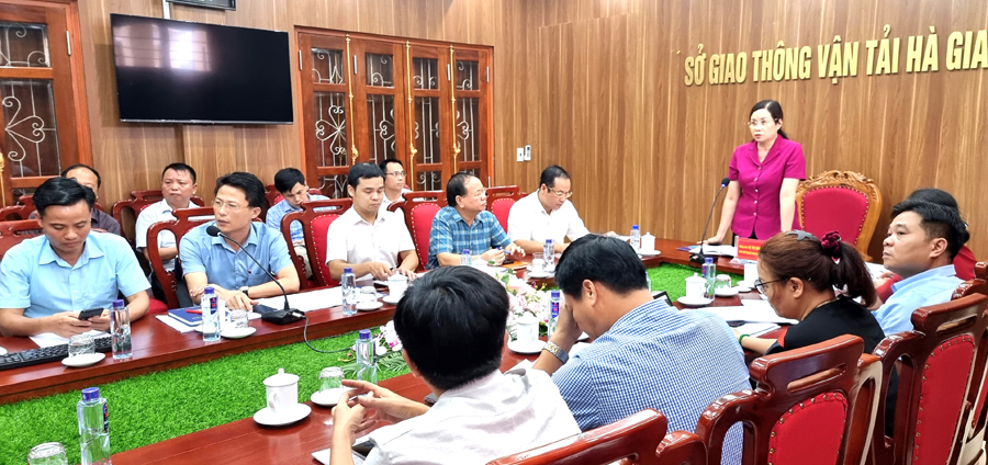 Phó Chủ tịch UBND tỉnh Hà Thị Minh Hạnh phát biểu tại cuộc họp trực tuyến với Tổng cục Đường bộ Việt Nam.