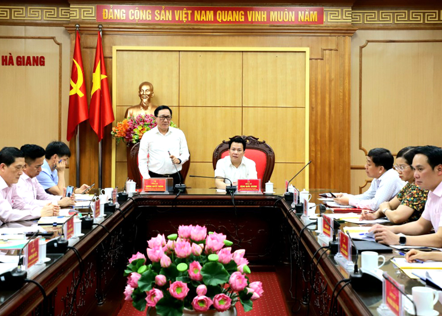Tổng Giám đốc NHCSXH Việt Nam Dương Quyết Thắng phát biểu tại buổi làm việc.

