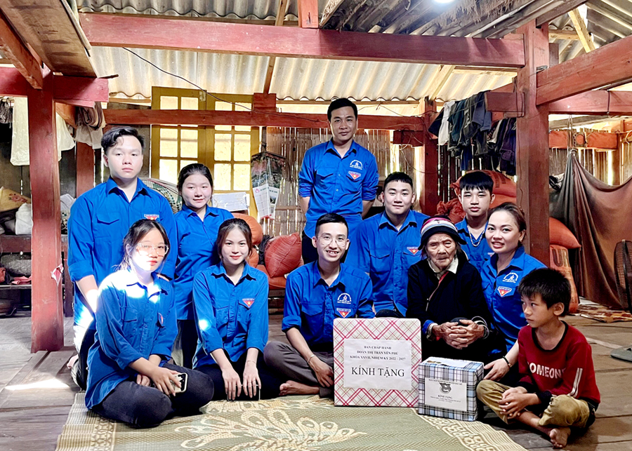 Đoàn Thanh niên thị trấn Yên Phú tặng quà gia đình Mẹ liệt sĩ Kéng Thị Páy. 
