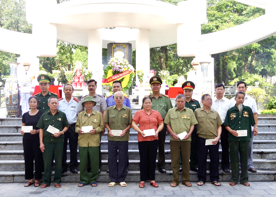 Đại diện các đơn vị tặng quà gia đình liệt sĩ và thương, bệnh binh có hoàn cảnh khó khăn huyện Vị Xuyên.
