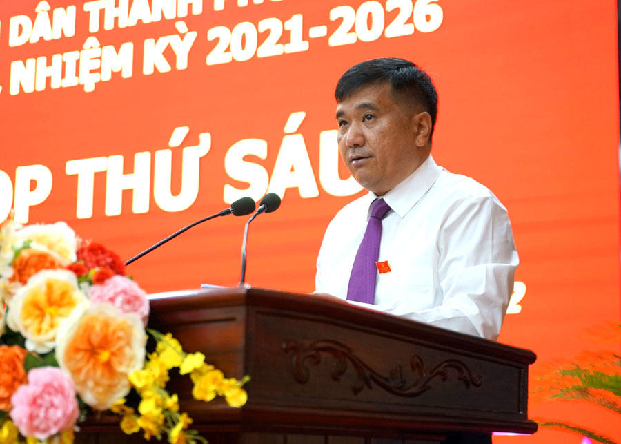 Bí thư Thành ủy, Chủ tịch HĐND thành phố Hầu Minh Lợi phát biểu tại hội nghị.
