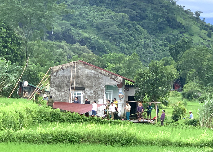 Các lực lượng chức năng giúp đỡ một hộ dân bị tốc mái tại huyện Vị Xuyên




