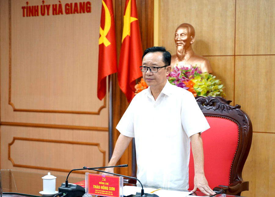 Phó Bí thư Thường trực Tỉnh ủy, Chủ tịch HĐND tỉnh Thào Hồng Sơn phát biểu tại hội nghị.
