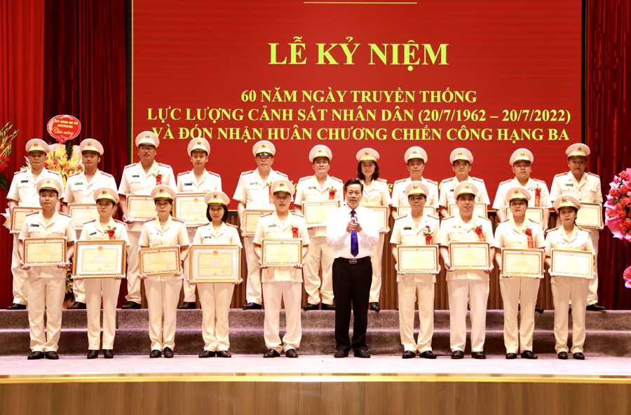 Chủ tịch UBND tỉnh Nguyễn Văn Sơn trao Bằng khen cho các tập thể, cá nhân
