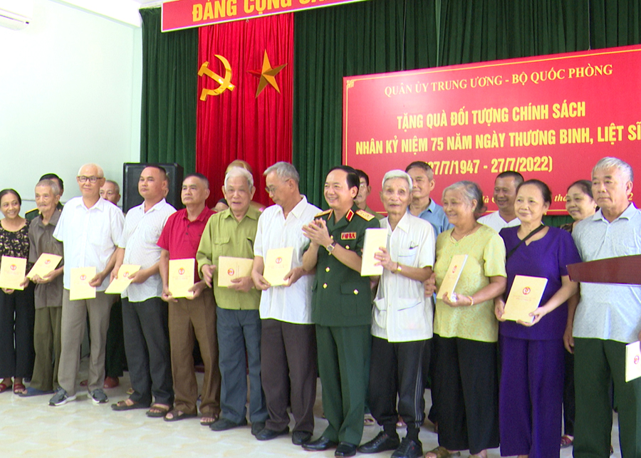 Trung tướng Trịnh Văn Quyết tặng quà các đối tượng chính sách thành phố Hà Giang.
