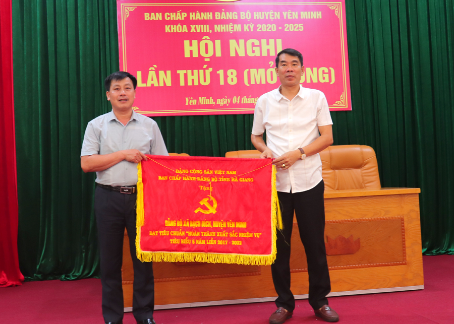 Bí thư Huyện ủy Ngô Xuân Nam trao Cờ thi đua cho Đảng bộ xã Bạch Đích
