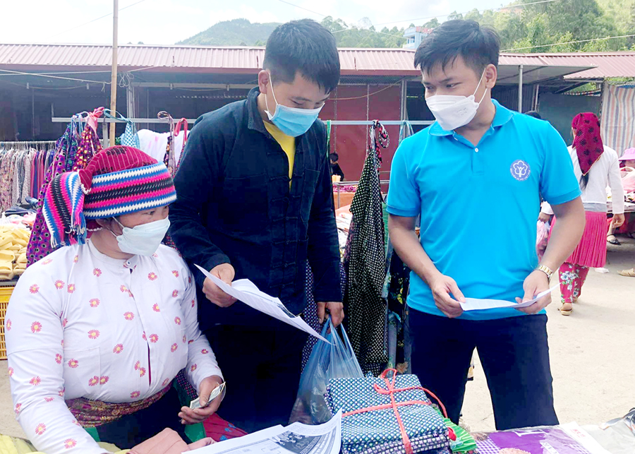 Cán bộ Bảo hiểm xã hội huyện Đồng Văn tuyên truyền người dân tham gia bảo hiểm tự nguyện.
