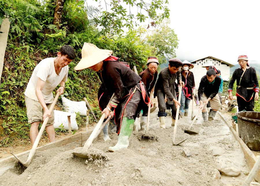 Người dân thôn Nà Ngù góp công, góp sức làm đường bê tông.