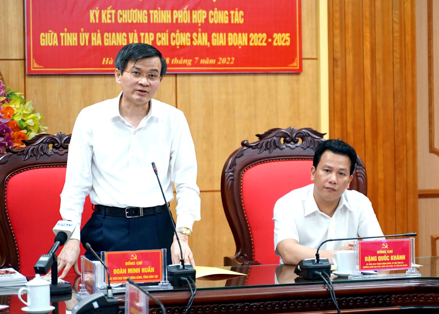 Tổng biên tập Tạp chí Cộng sản Đoàn Minh Huấn phát biểu tại hội nghị.
