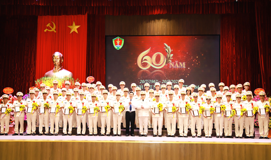 Chủ tịch UBND tỉnh Nguyễn Văn Sơn và Giám đốc Công an tỉnh tặng hoa và vinh danh các tập thể cá nhân tiêu biểu lực lượng CSND Công an tỉnh