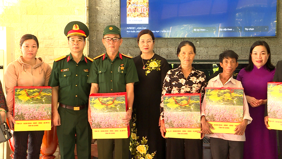 Tặng quà các gia đình thân nhân liệt sỹ, gia đình chính sách, người có công tỉnh Quảng Trị.
